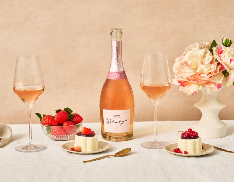 Pinot Noir Reserve mit 2 Gläsern am Tisch mit Panna Cotta