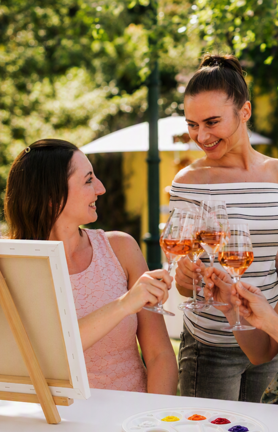 Damen stoßen mit Rosé bei Art & Bubbles an