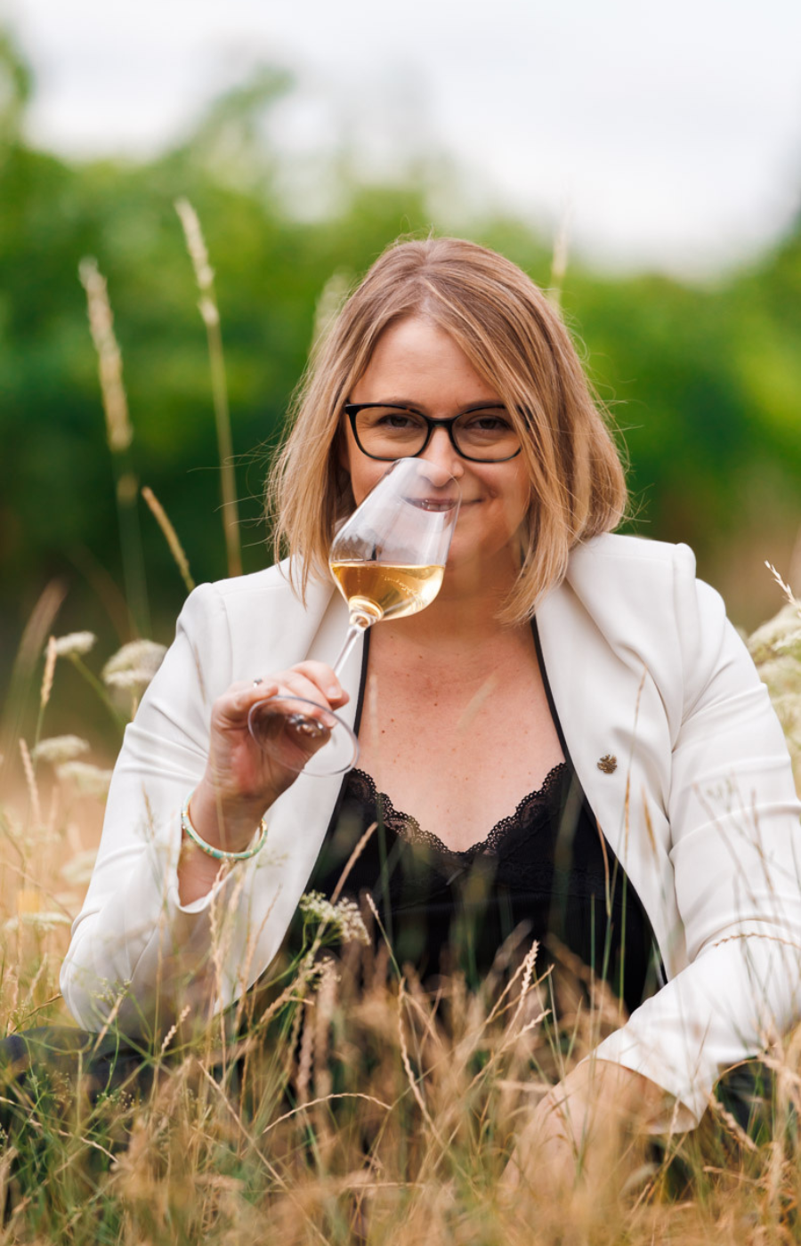 Eine Dame riecht an Wein im Gals