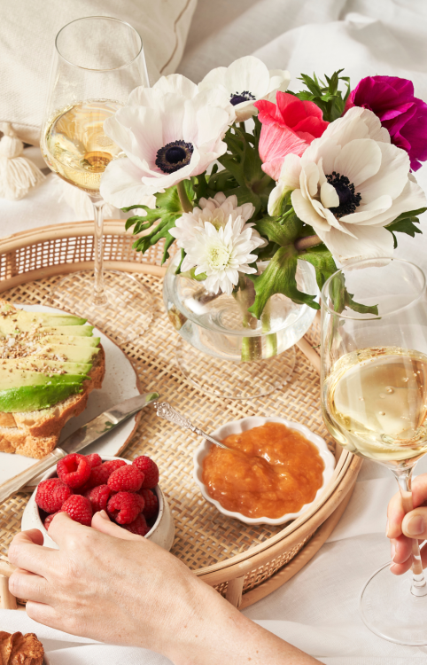 Frühstück mit Avocado Toast und Sekt