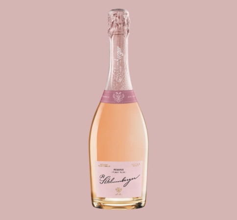Schlumberger Pinot Noir Reserve vor burgunderfarbenen Hintergrund