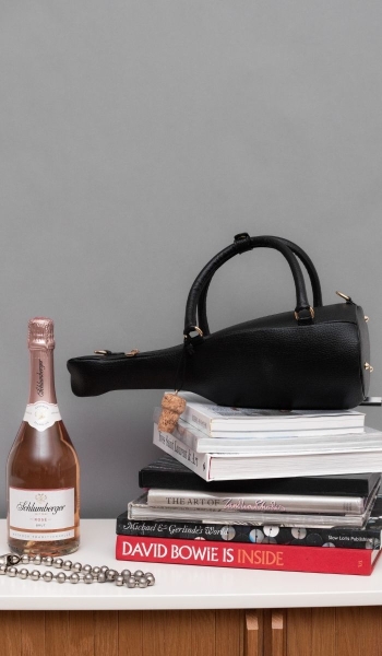 Sparkling Bag mit Büchern und Rosé Brut Flasch