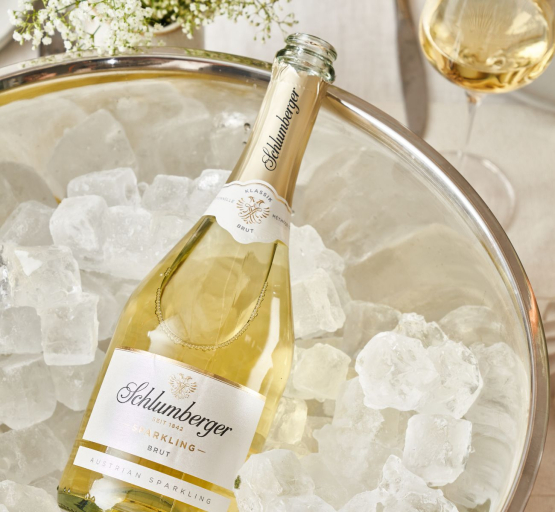 Sparkling Brut im Kühler auf Eis