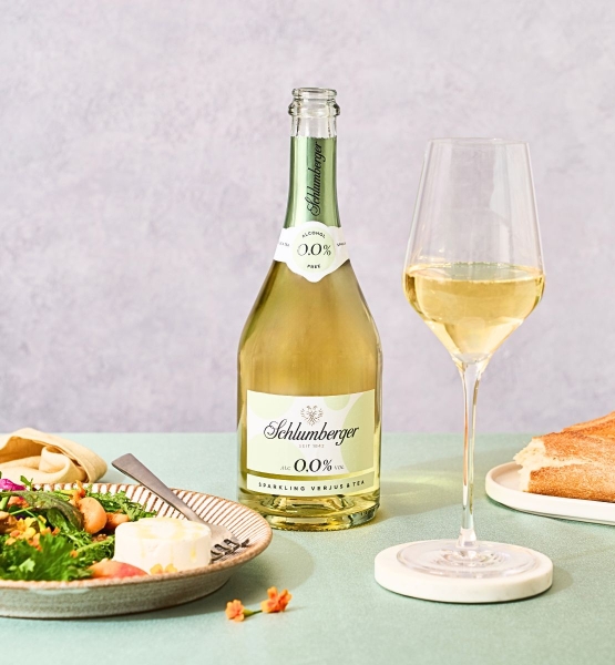 Sparkling Verjus and Tea mit einem Gläser und Ziegenkäse Salat