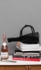 Sparkling Bag mit Büchern und Rosé Brut Flasch